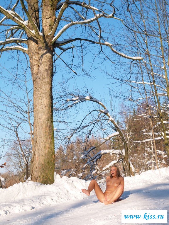 Голые сибирячки хвастаются сиськами зимой на улице