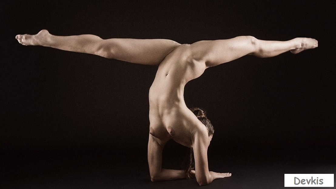 Красивая гимнастка с голыми титьками (16 фото)